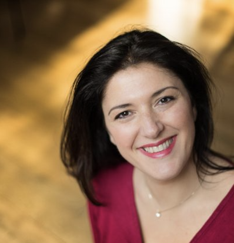 Photo portrait de Elisabeth Grimaud, ancienne élève Sowell Formations et Docteure en sciences psychologiques, linguiste, diététicienne de formation, diplômée en micronutrition, en méditation et pratiques respiratoires